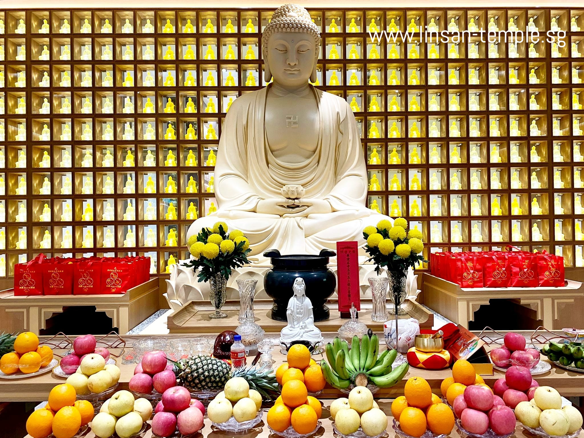 Lin San Temple is a beautiful Buddhist Temple located at east of Singapore. It provides freehold columbarium and ancestral tablet.